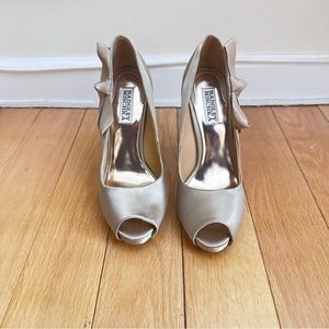 Badgley Mischka Women's Sz 7M Taupe Satin Side Bow Open Toe Classic Pumps